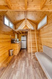 Stay Portland - Tiny Log Cabin - Walk to Local Shops & Eateries - 1