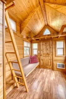 Stay Portland - Tiny Log Cabin - Walk to Local Shops & Eateries - 3