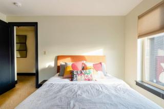 Stay Portland - Color Splash Apartment in the Heart of Portland - 3