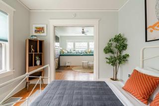 Stay Portland - PDX Art Deco Lounge - Local Eateries, Bars & Shops - 6