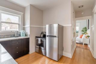 Stay Portland - PDX Art Deco Lounge - Local Eateries, Bars & Shops - 1