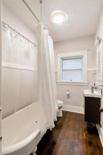 Stay Portland - Comfy SE Portland Apartment - Great Eats & Bars - 7