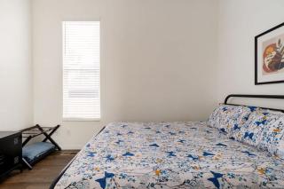 Stay Portland - Spacious 4 bedroom home w two kitchens - 2