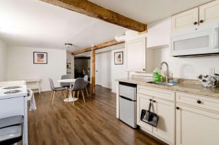 Cozy Portland Home Steps from Food - Sleeps 4 - 5