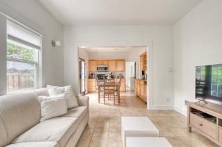 Stay Portland - The Sunnyside Cottage, Local Shops & Nightlife - 3