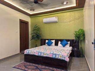 Hotel Vrindavan View - 4