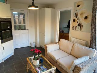 Comfortable 5 - Guest Abode - In Quiet Village - 8