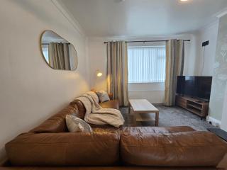 Elegant 3BR Getaway for Comfortable Extended Stays - 4