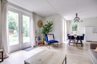 Zonnige luxe bungalow met grote tuin - 2