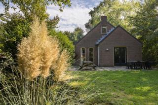 Zonnige luxe bungalow met grote tuin - 7
