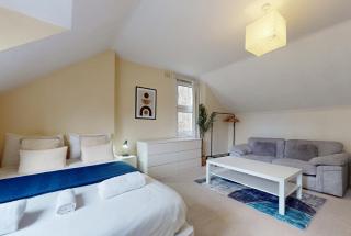 Stylish 1-Bed Near Lewisham Station & High Street - 0