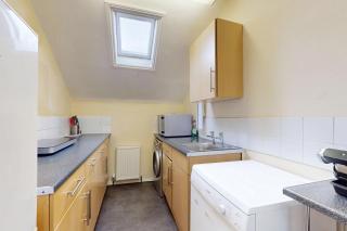 Stylish 1-Bed Near Lewisham Station & High Street - 9