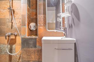 Warm and well-appointed studio Foch Masséna district - 4