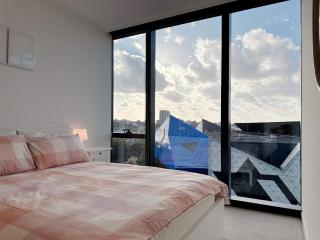 Modern Perth Hub – Pool & Sauna - 7