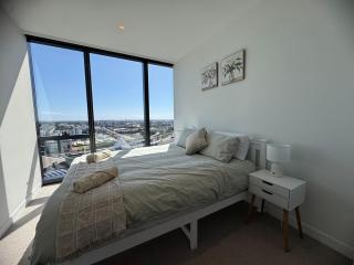 Perth Hub Modern Stay – Pool, Sauna & Skyline - 9