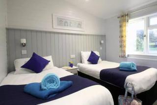 3 Bedroom Superior Lodge with Hot Tub - 4