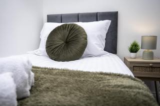 Cedar House - Telford - With Parking - 8