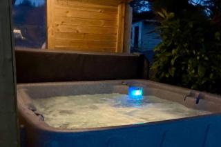 3 Bed - Sleeps 6 - Pet Friendly - Hot Tub - Sauna - 7