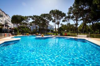 MARBELLA BANUS SUITES - Banús - Playa del Duque - Luxury Beachfront Complex - 2BR - 2BA - Direct Beach Access - Just 3 Min Walk to Puerto Banús Marina - Outdoor Terrace - 35,000 m2 Tropical Gardens - 3 Pools - 2 Onsite Restaurants - Ideal for Families - 2