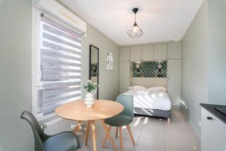 Bright newly refurbished studio - 9