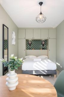 Bright newly refurbished studio - 1