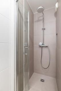 Bright newly refurbished studio - 5