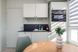 Bright newly refurbished studio - 3