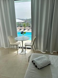 Calma Retreat - Pool & Lodge - 1