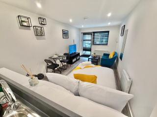 Seaside Escape - Central Studio Near Beach and Town - 4