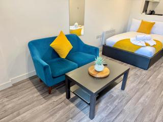 Seaside Escape - Central Studio Near Beach and Town - 3