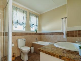 Trafford Cottage on Kingswood Golf Estate - 6