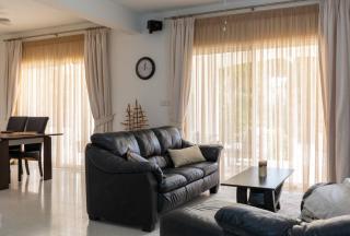 Villa Magnolia - Luxury 4-BR Retreat with Pool - 2