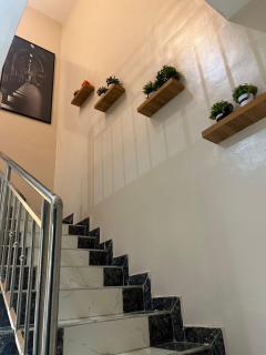 Spacious 4BR Luxury Apt, Netflix, Solar, Fast WiFi - 4