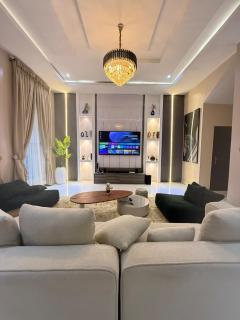 Spacious 4BR Luxury Apt, Netflix, Solar, Fast WiFi - 8