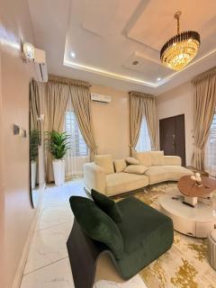 Spacious 4BR Luxury Apt, Netflix, Solar, Fast WiFi - 9