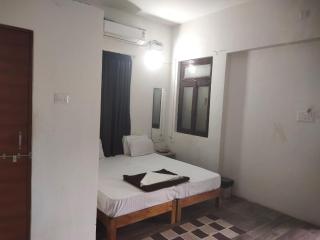 HOTEL SUDHAKAR ROOMS AND DORMITORYs - 1