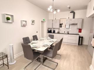 Warstone Suite-Luxury 2-Bedroom Flat, Parking, WiFi, Netflix, Central Location - 1