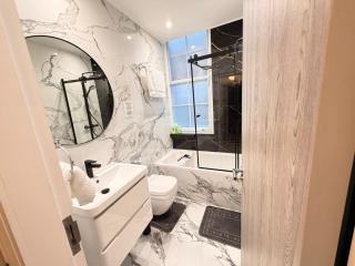 Warstone Suite-Luxury 2-Bedroom Flat, Parking, WiFi, Netflix, Central Location - 6