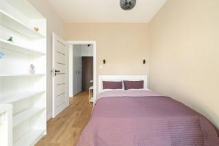 Spacious Apartment in Poznań with Desks and Parking by Noclegi Renters - 9