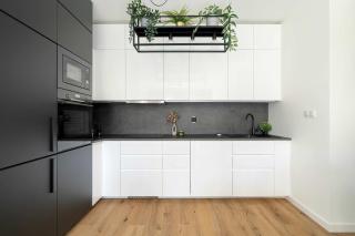 Spacious Apartment in Poznań with Desks and Parking by Noclegi Renters - 7