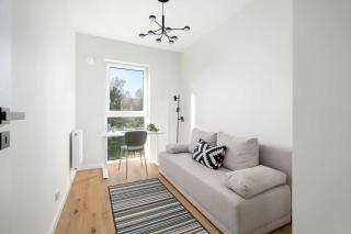 Spacious Apartment in Poznań with Desks and Parking by Noclegi Renters - 8