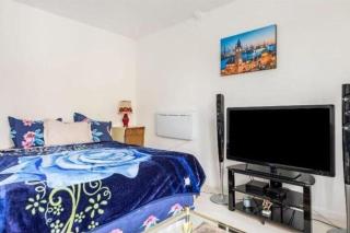 1 Bed Studio - Pets Welcome - Free Parking - WiFi - 2