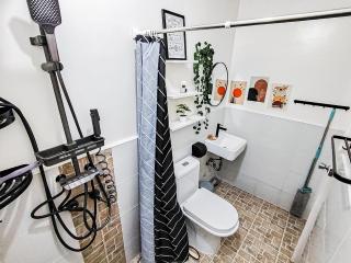 Cozy Three-Bedroom Staycation House with Netflix, Wi-Fi, and Free Parking Garage near SM Caloocan - 6