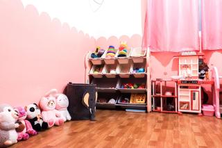 Cozy Three-Bedroom Staycation House with Netflix, Wi-Fi, and Free Parking Garage near SM Caloocan - 4