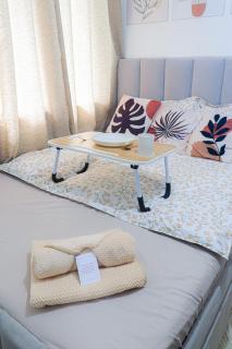 Cozy Three-Bedroom Staycation House with Netflix, Wi-Fi, and Free Parking Garage near SM Caloocan - 3