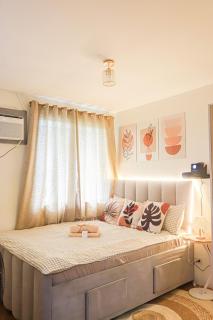Cozy Three-Bedroom Staycation House with Netflix, Wi-Fi, and Free Parking Garage near SM Caloocan - 9