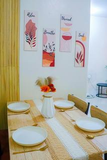 Cozy Three-Bedroom Staycation House with Netflix, Wi-Fi, and Free Parking Garage near SM Caloocan - 3