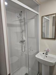 Lovely 4 Berth Caravan With Free Wi-Fi At Harts Holiday Park, Kent Ref 74108B - 2