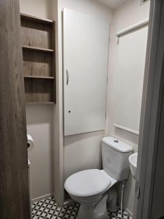 Lovely 4 Berth Caravan With Free Wi-Fi At Harts Holiday Park, Kent Ref 74108B - 5