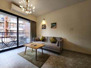 Premium 1BHK Candolim - Pool Access, Balcony - 5 Minutes to Beach - 7